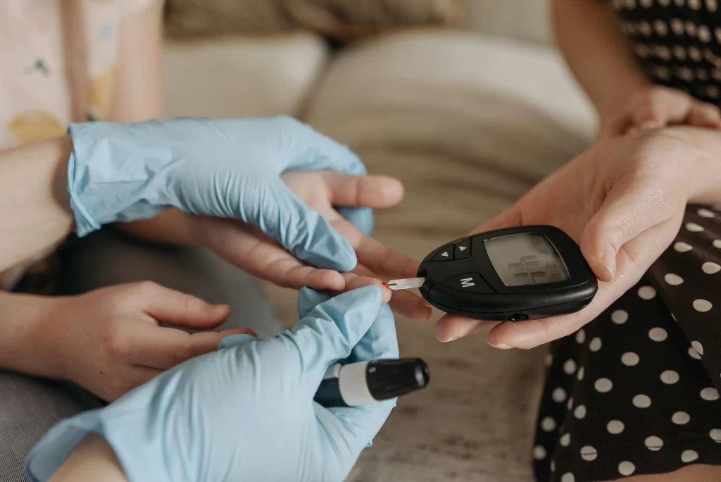 Blood glucose monitoring devices
